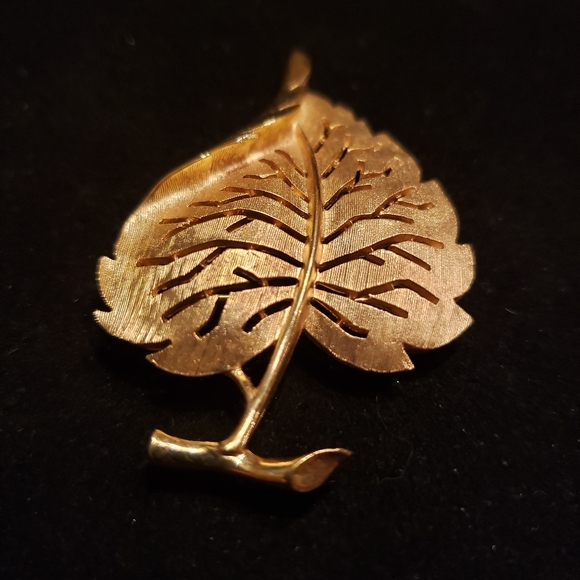 Crown Trifari Signed vintage gold leaf brooch - Picture 8 of 9